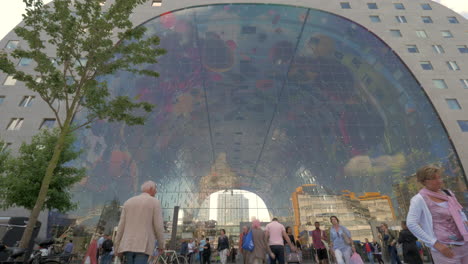 Markthal-building-and-people-at-the-entrance-Rotterdam