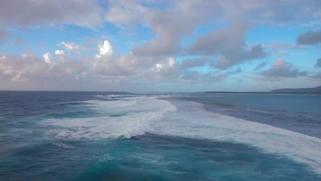 Meereslandschaft-Mit-Schäumenden-Wellen-Aus-Der-Luftaufnahme-Des-Blauen-Indischen-Ozeans