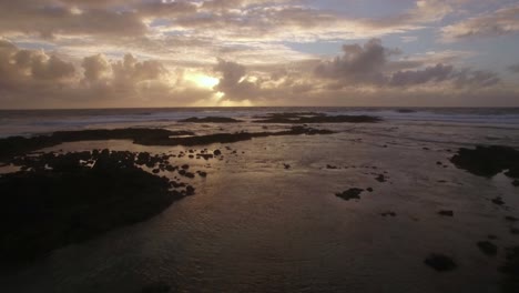 Luftaufnahme-Von-Wasserwellen-In-Der-Nähe-Des-Strandes-Auf-Der-Insel-Mauritius-Im-Indischen-Ozean