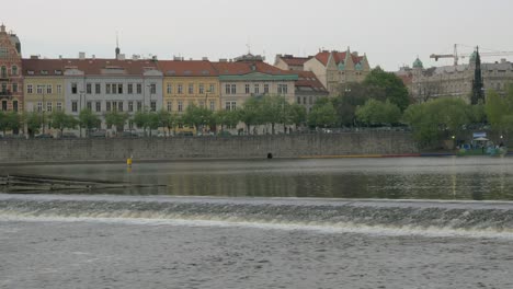 Blick-Auf-Das-Prager-Stadtbild,-Das-Sich-Auf-Einem-Boot-Entlang-Der-Moldau-Bewegt,-Tschechische-Republik