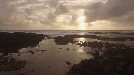 Luftaufnahme-Von-Wasserwellen-In-Der-Nähe-Des-Strandes-Auf-Der-Insel-Mauritius-Im-Indischen-Ozean