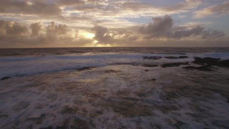 Ozeanskyline-Bei-Sonnenuntergang-Aus-Der-Luft