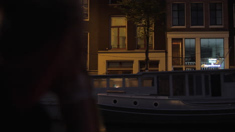 Blick-Auf-Die-Abendfahrt-Mit-Dem-Boot-Entlang-Der-Straße-In-Amsterdam,-Niederlande