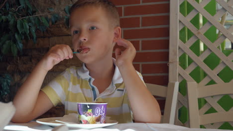 Niño-Comiendo-Postre-Helado-De-Chocolate-En-La-Cafetería-De-Verano