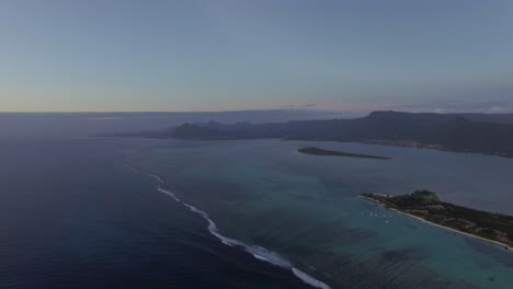 Luftaufnahme-Der-Wasserlinie-Der-Meere,-Die-Sich-Nicht-Mit-Dem-Blauen-Himmel-Und-Den-Wolken-Auf-Der-Insel-Mauritius-Vermischen