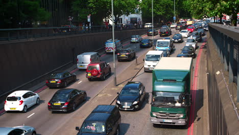 London---Mai-2017:-Verkehr,-Der-Eine-Unterführung-Im-Zentrum-Von-London-Betritt-Und-Verlässt