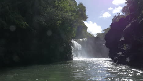 Cascada-Y-Rocas-Volcánicas-Negras-En-Mauricio