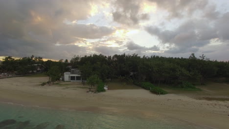 Luftaufnahme-Der-Küste-Von-Der-Wasserkamera,-Die-Sich-Zur-Küste-Der-Insel-Mauritius-Bewegt