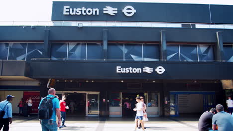London---Mai-2017:-Passanten-Am-Eingang-Des-Bahnhofs-Euston,-London,-NW1