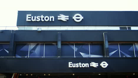 Londres---Mayo-De-2017:-Señalización-En-El-Exterior-De-La-Estación-De-Euston,-Londres,-Nw1,-Detalle