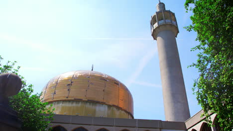 LONDON---MAY,-2017:-Dome-and-minaret-of-London-Central-Mosque,-St-Thomas's-Rd,-London,-N4