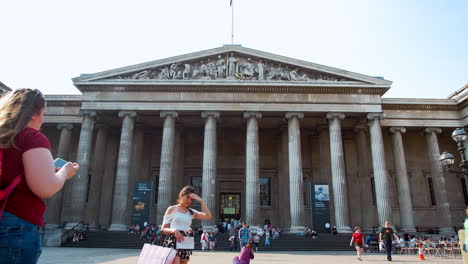 Londres---Mayo-De-2017:-Turistas-Tomando-Fotografías-Fuera-Del-Museo-Británico,-Great-Russell-Street,-Londres,-Wc1