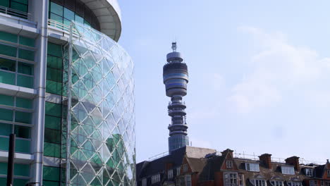 London-–-Mai-2017:-BT-Tower-über-Dächern-Gesehen,-London,-W1