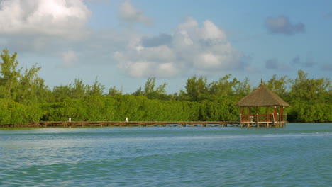 Segeln-Am-Holzsteg-Im-Meer