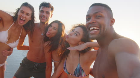 Gruppe-Von-Freunden,-Die-Im-Strandurlaub-Gemeinsam-Für-Ein-Selfie-Posieren