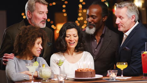 Grupo-De-Amigos-De-Mediana-Edad-Celebrando-Un-Cumpleaños-En-El-Bar