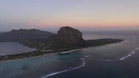 Vista-Aérea-De-Mauricio-Con-La-Montaña-Y-El-Océano-De-Le-Morne-Brabant