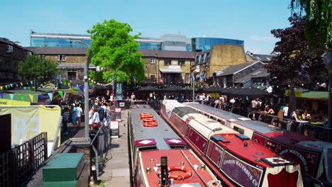 London-–-Mai-2017:-Handaufnahme-Von-Lastkähnen-Im-Kanal-Und-Ständen-Am-Camden-Lock-Market,-Camden-Town,-London,-NW1