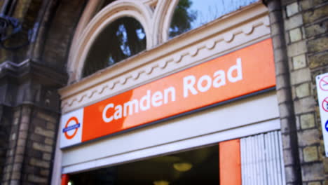 Londres---Mayo-De-2017:-Cartel-En-El-Exterior-De-La-Estación-Superficial-De-Camden-Road,-Camden-Town,-Londres,-Nw1,-Detalle