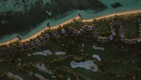 Tropische-Insel-Mit-Häusern-An-Der-Küste,-Luftaufnahme
