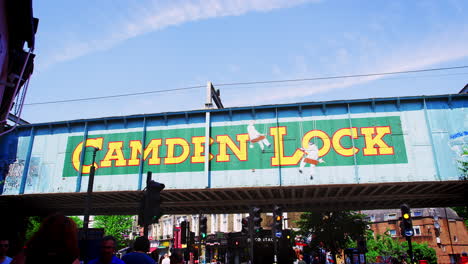 Londres---Mayo-De-2017:-Peatones-Y-Tráfico-Que-Pasan-Bajo-El-Puente-Ferroviario-En-Camden-Lock-Street-Market,-Camden-Town,-Londres,-Nw1