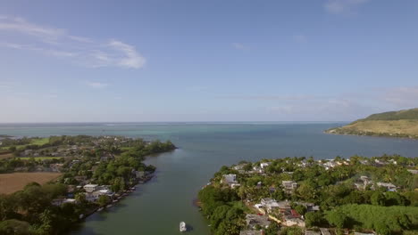 Ciudad-Costera-Y-Río-Cayendo-Al-Océano-Vista-Aérea-De-Mauricio