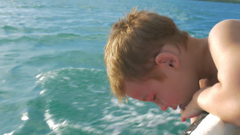 Niño-Viajando-En-Barco-E-Intentando-Tocar-El-Agua