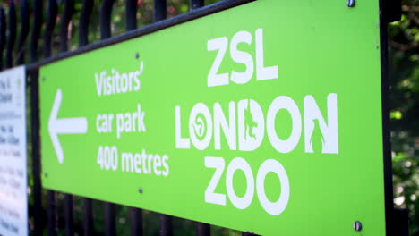 Londres---Mayo-De-2017:-Señal-De-Información-De-Aparcamiento-En-El-Zoológico-De-Londres,-Regent&#39;s-Park,-Londres,-Nw1,-Detalle