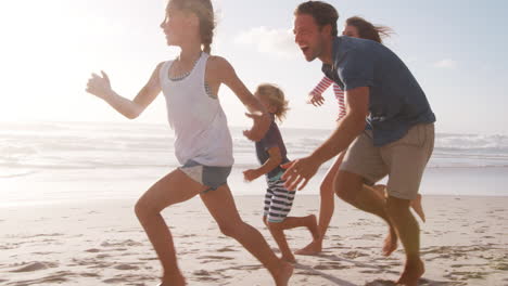 Padres-Persiguiendo-A-Sus-Hijos-Por-La-Playa-Durante-Las-Vacaciones-De-Verano.