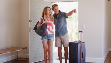 Couple-Arriving-At-Summer-Vacation-Rental