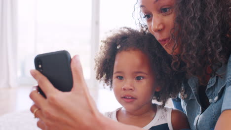 Junge-Schwarze-Frau-Macht-Selfie-Mit-Ihrer-Kleinen-Tochter