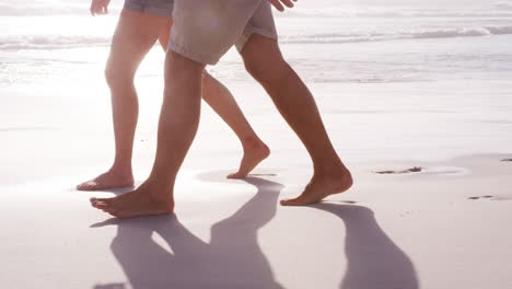 Nahaufnahme-Der-Füße-Eines-Paares-Im-Sommerurlaub,-Das-Gemeinsam-Am-Strand-Entlang-Spaziert