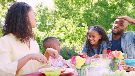 Una-Joven-Familia-Negra-Almorzando-Juntos-En-El-Jardín.