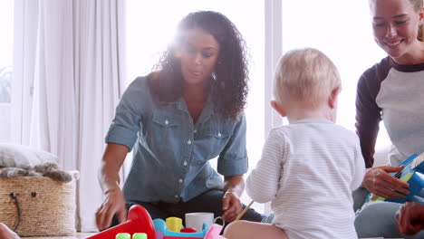 Schwarze-Und-Weiße-Frauen-Spielen-Zu-Hause-Mit-Ihren-Kleinkindern