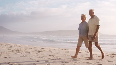 Romantisches-älteres-Paar-Im-Sommerurlaub,-Das-Am-Strand-Entlang-Spaziert