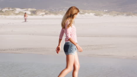 Retrato-De-Una-Mujer-Joven-Remando-En-El-Mar-En-Vacaciones-En-La-Playa