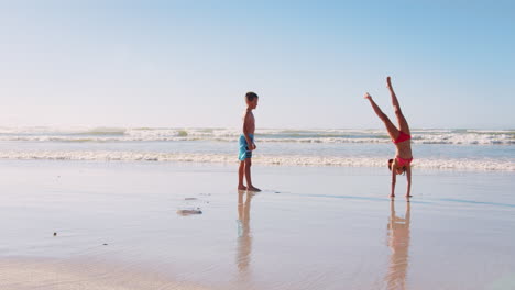 Junge-Und-Mädchen-Spielen-Im-Sommerurlaub-Zusammen-Am-Strand