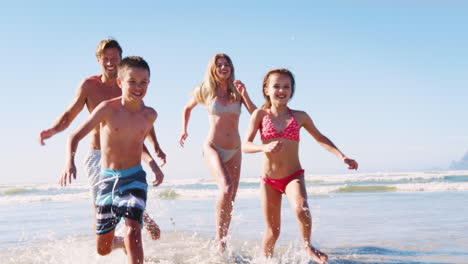 Eltern-Und-Kinder-In-Badeanzügen,-Denen-Im-Sommerurlaub-Das-Meer-Ausgeht