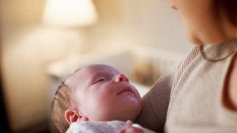 Madre-Amorosa-Abrazando-Al-Bebé-Recién-Nacido-Dormido-En-Casa