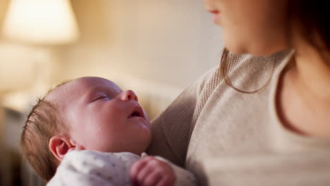 Liebevolle-Mutter-Kuschelt-Schlafendes-Neugeborenes-Baby-Zu-Hause