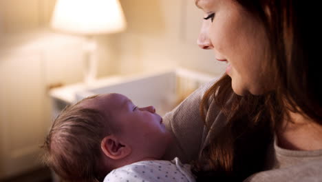 Liebevolle-Mutter-Kuschelt-Schlafendes-Neugeborenes-Baby-Zu-Hause