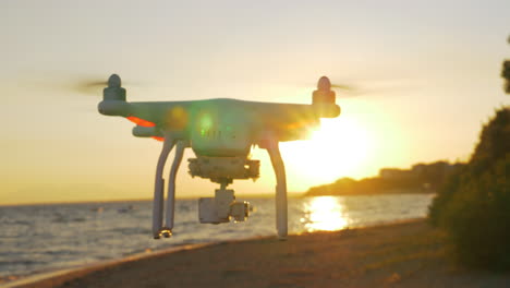 Drohne-Fliegt-Bei-Sonnenuntergang-In-Der-Nähe-Des-Meeres