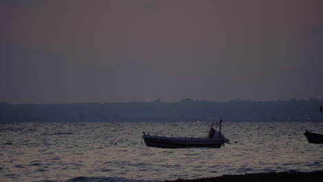 Abendszene-Des-Meeres-Mit-Festgemachtem-Boot,-Das-Auf-Wellen-Schaukelt