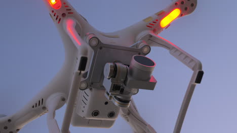 Fliegende-Drohne-Mit-Blinkenden-Lichtern-Am-Abendhimmel