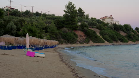 Leerer-Strand-Und-Haus-Auf-Dem-Hügel-Im-Morgengrauen