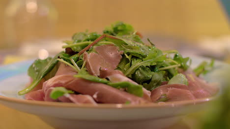 Grüner-Salat-Mit-Prosciutto-Als-Vorspeise-Im-Restaurant