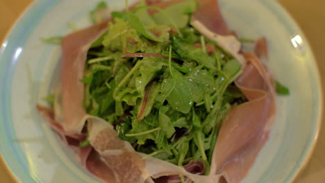 Grünen-Salat-Mit-Prosciutto-Mischen