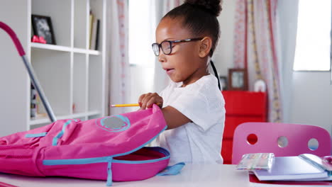 Junges-Mädchen-Mit-Brille-Packt-Tasche-Für-Die-Schule-Im-Schlafzimmer