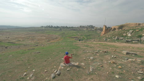 Niño-Mirando-Las-Ruinas-De-La-Antigua-Ciudad-De-Hierápolis-En-Pamukkale,-Turquía.