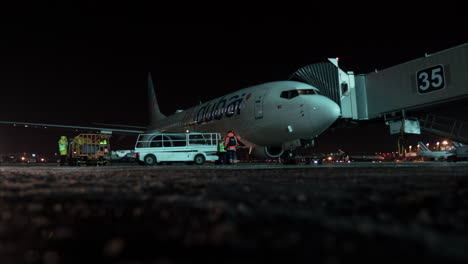 Zeitraffer-Der-Wartung-Eines-Flydubai-Flugzeugs-Am-Nächtlichen-Flughafen-Domodedowo-In-Moskau